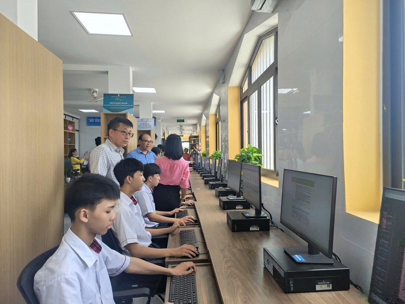 NXB Giáo dục Việt Nam trao tặng hơn 1.000 cuốn sách, tiếp sức văn hóa đọc tại trường THPT Nguyễn Chí Thanh