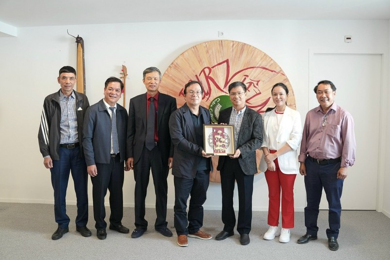 NXBGDVN trao quà lưu niệm cho Trung tâm Văn hoá Việt Nam tại Pháp