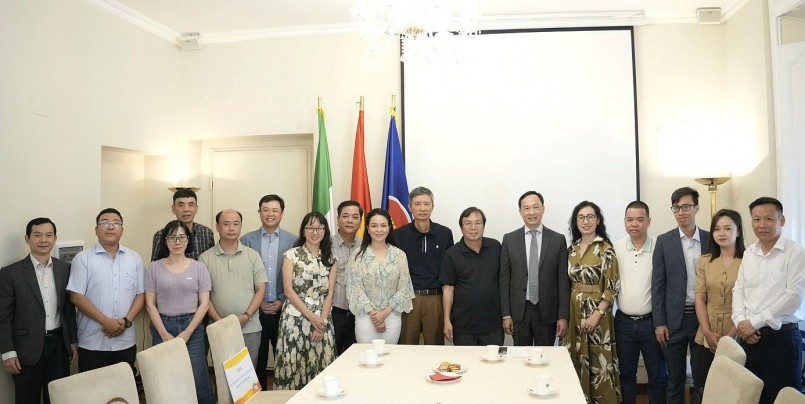 Đoàn công tác NXBGDVN thăm và làm việc tại Đại sứ quán Việt Nam tại Ý