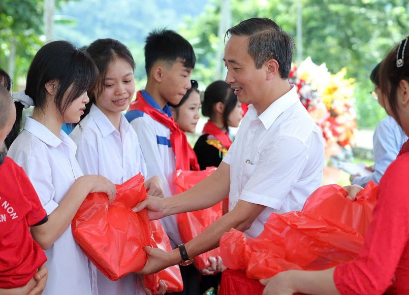 Ông Nguyễn Chí Bính – Phó Tổng Giám đốc NXBGDVN trao tặng sách cho các em học sinh