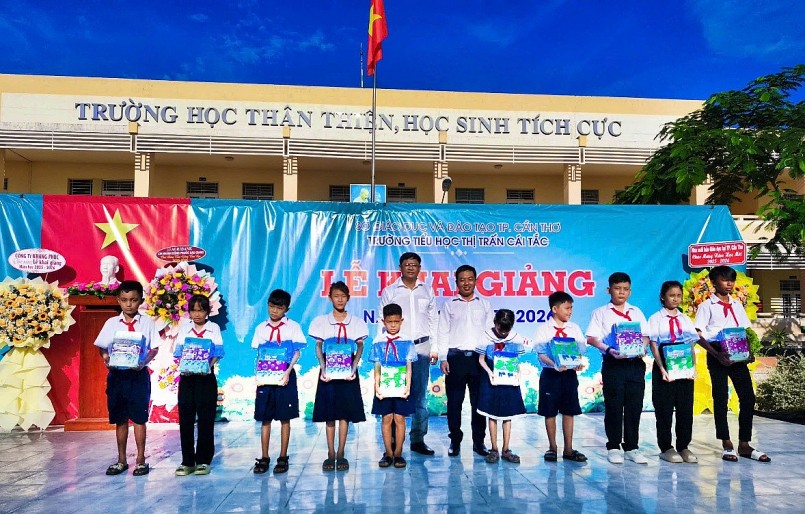  Ông Nguyễn Thái An - Giám đốc NXBGD tại TP.Cần Thơ trao tặng sách cho các em học sinh