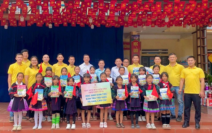 NXBGDVN trao tặng sách giáo khoa cho học sinh dân tộc xã Tả Van