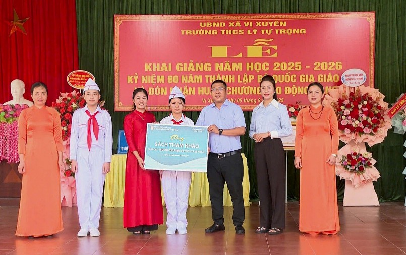 Đại diện NXBGDVN trao tặng sách cho các trường Tiểu học và THCS xã Vị Xuyên