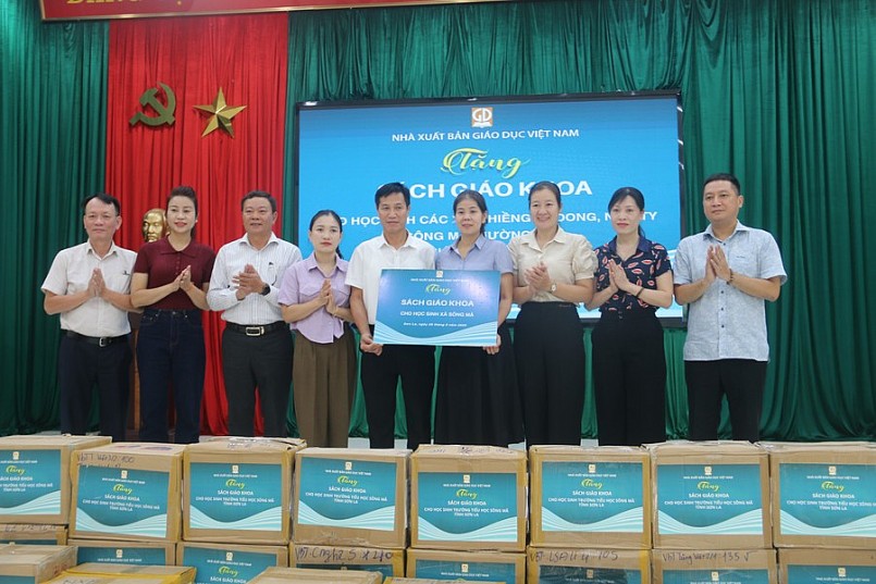 Đại diện các trường học ở xã Sông Mã nhận SGK của Nhà xuất bản Giáo dục Việt Nam