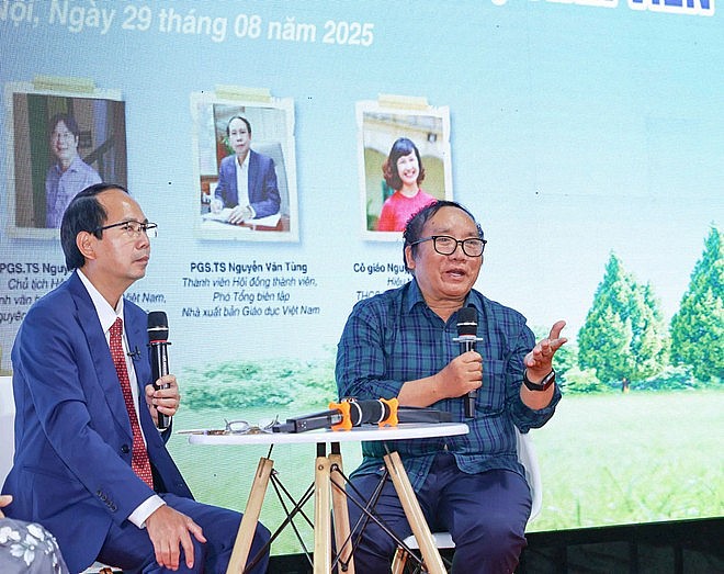 Nhà thơ Trần Đăng Khoa cho rằng cần tăng cường vai trò của nhân viên thư viện trường học. (Ảnh: Thanh Tùng/TTXVN)