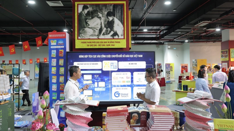 Khu trưng bày của NXBGDVN tại Không gian Nhà xuất bản Giáo dục Việt Nam: Dấu ấn 80 năm đồng hành cùng đất nước tại Triển lãm thành tựu quốc gia