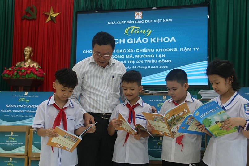 Các em học sinh vui mừng khi nhận SGK từ Nhà xuất bản Giáo dục Việt Nam