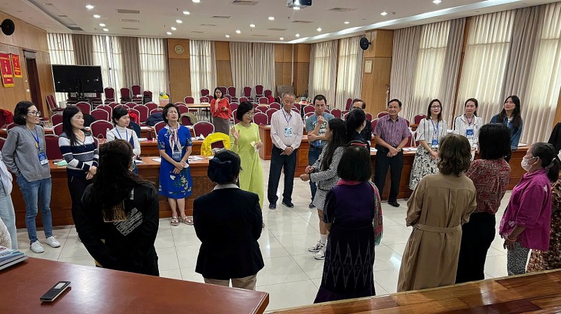 Một buổi tập huấn bồi dưỡng, nâng cao năng lực dạy học tiếng Việt cho giáo viên do giảng viên của NXBGDVN thực hiện