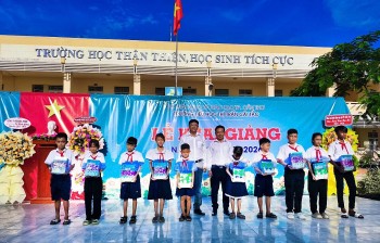 Nhà xuất bản Giáo dục Việt Nam tặng sách, tiếp sức học sinh vùng khó trong năm học mới