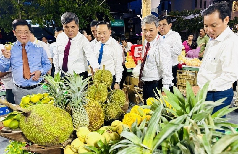 Thứ trưởng Bộ Nông nghiệp và Môi trường Trần Thanh Nam và các đại biểu tham quan gian hàng OCOP Đồng Tháp tại Diễn đàn OCOP 2025 - An Giang.