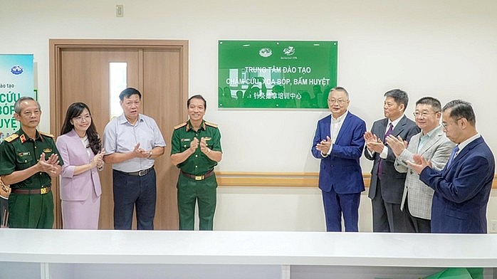 Ra mắt Trung tâm Đào tạo châm cứu, xoa bóp, bấm huyệt với sự phối hợp giữa Bệnh viện Quân y 175 và Đại học Trung Y Dược Nam Kinh