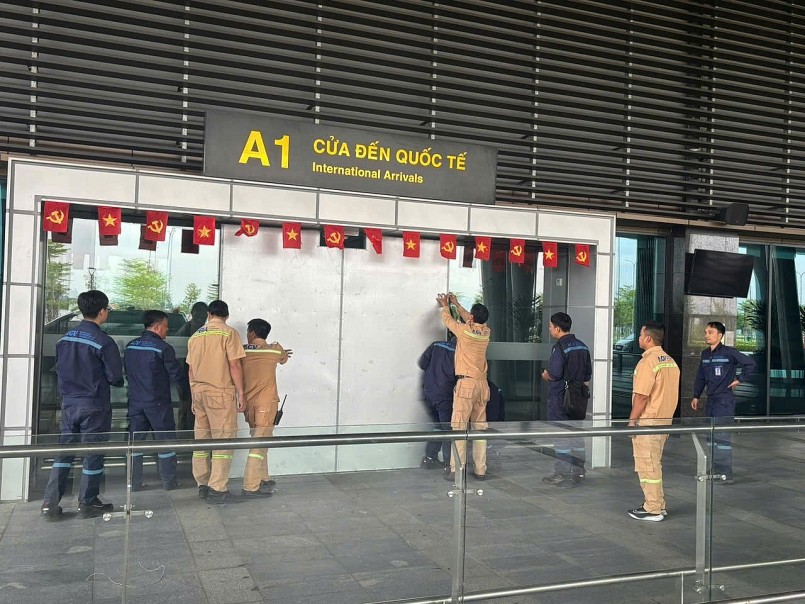 Hình ảnh nhân viên sân bay Vinh gia cố các hạng mục để ứng phó bão Bualoi.
