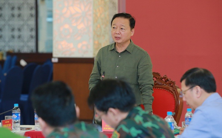 Phó Thủ tướng Trần Hồng Hà, Phó Trưởng ban Thường trực Ban Chỉ đạo phòng thủ dân sự quốc gia chủ trì cuộc họp Ban Chỉ đạo tiền phương đặt tại Quân khu 4 - Ảnh: VGP
