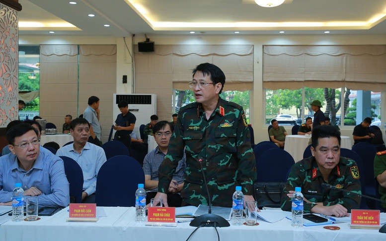 Thiếu tướng Phạm Hải Châu, Phó Cục trưởng Cục Cứu hộ-Cứu nạn (Bộ Quốc phòng) báo cáo tại cuộc họp - Ảnh: VGP/