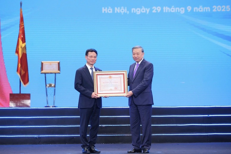 Tổng Bí thư Tô Lâm trao Huân chương Bảo vệ Tổ quốc hạng Nhất tặng Bộ trưởng Bộ KH&CN Nguyễn Mạnh Hùng - Ảhh: VGP