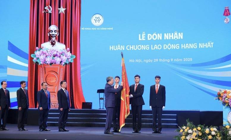 Thay mặt lãnh đạo Đảng, Nhà nước, Tổng Bí thư Tô Lâm trao Huân chương Lao động hạng Nhất tặng Bộ KH&CN - Ảnh: VGP