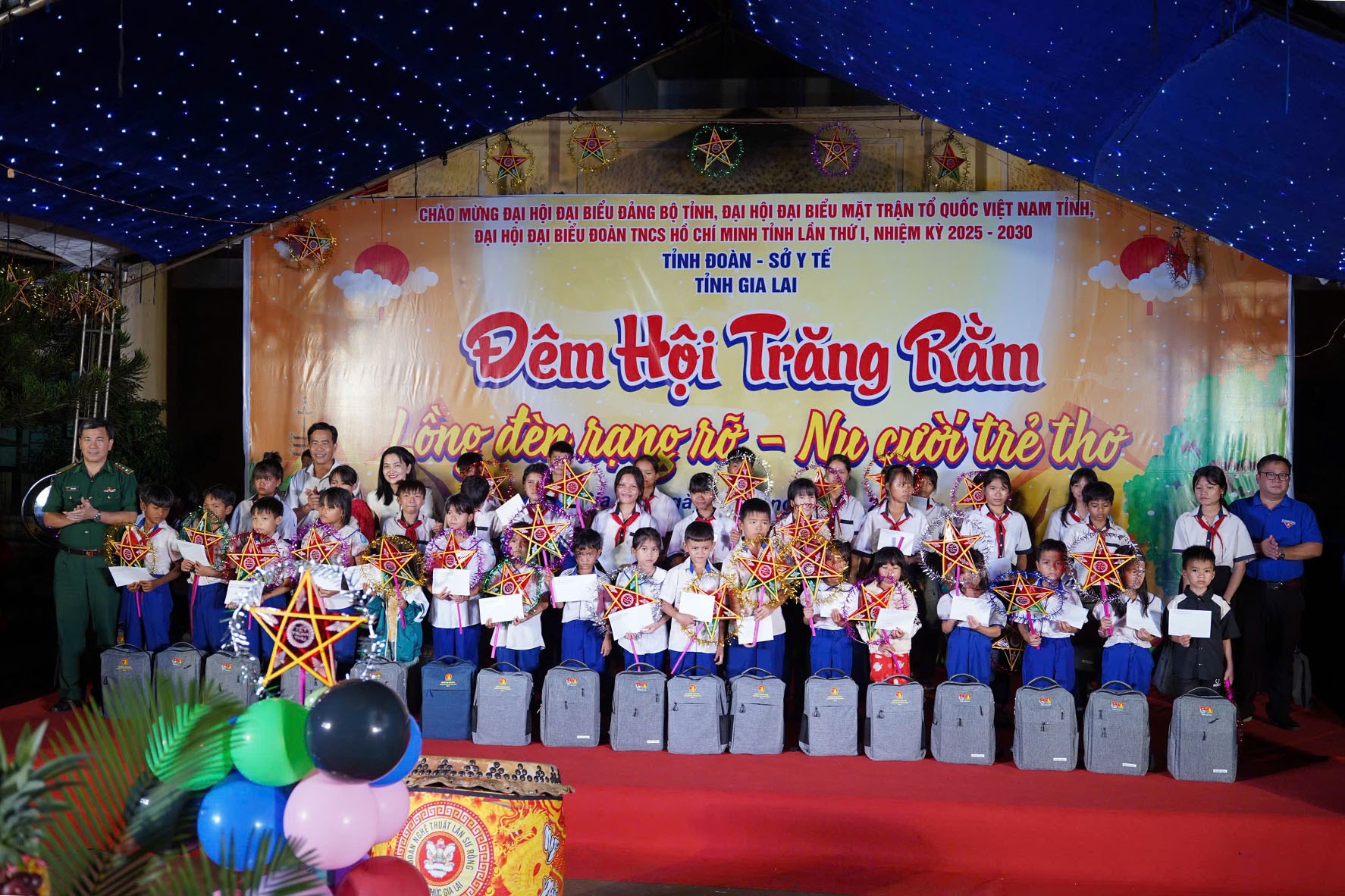 “Đêm hội trăng rằm” thắp sáng nụ cười trẻ thơ nơi biên giới Gia Lai