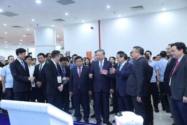 Tổng Bí thư Tô Lâm, Thủ tướng Phạm Minh Chính và các đại biểu tham quan không gian trưng bày - Ảnh: VGP