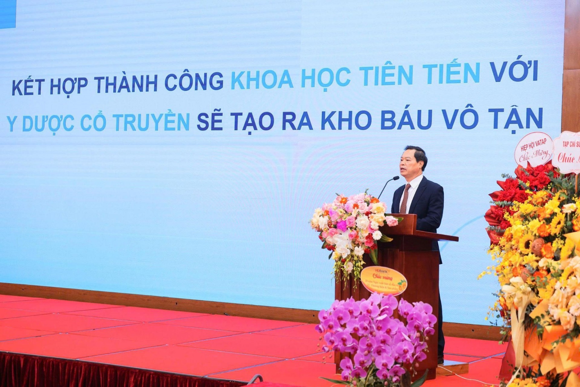 TS. Nguyễn Văn Năm tham luận tại Diễn đàn TS. Nguyễn Văn Năm tham luận tại Diễn đàn