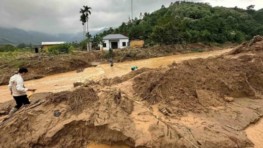 Thủ tướng yêu cầu tập trung mọi nguồn lực, khẩn trương khắc phục hậu quả bão số 10