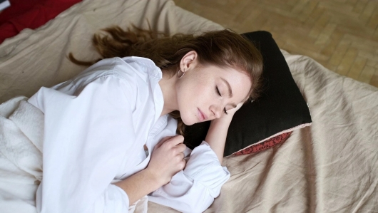 Hiểm họa không ngờ từ thói quen đeo khuyên tai khi ngủ