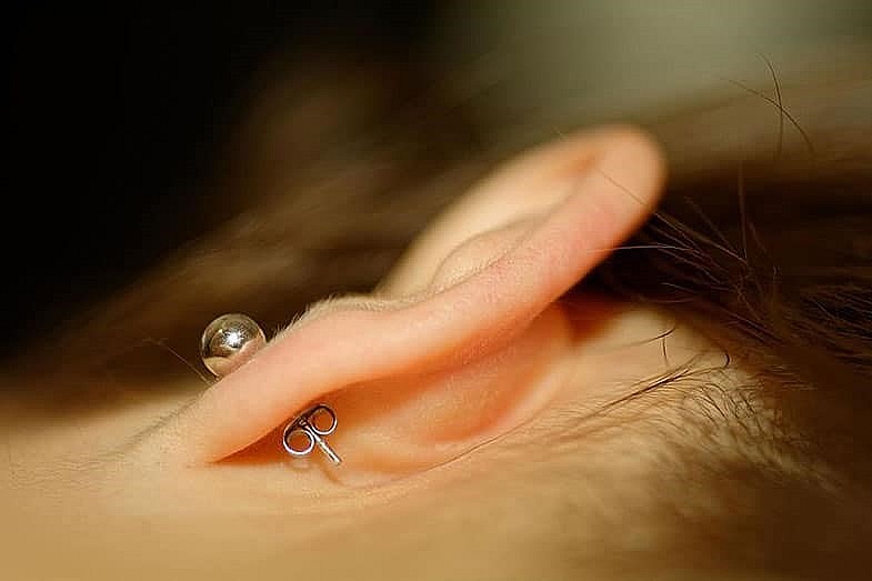 Nguyên tắc chung là không đeo khuyên tai khi ngủ, trừ một trường hợp ngoại lệ duy nhất: khi bạn mới xỏ khuyên.