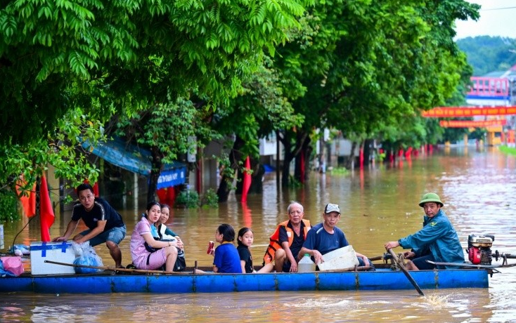 Phường Yên Bái của tỉnh Lào Cai ngập 1-2 m, người dân phải trụ ở tầng cao, dùng dây nhận đồ tiếp tế và di tản người già, trẻ nhỏ khi mất điện.