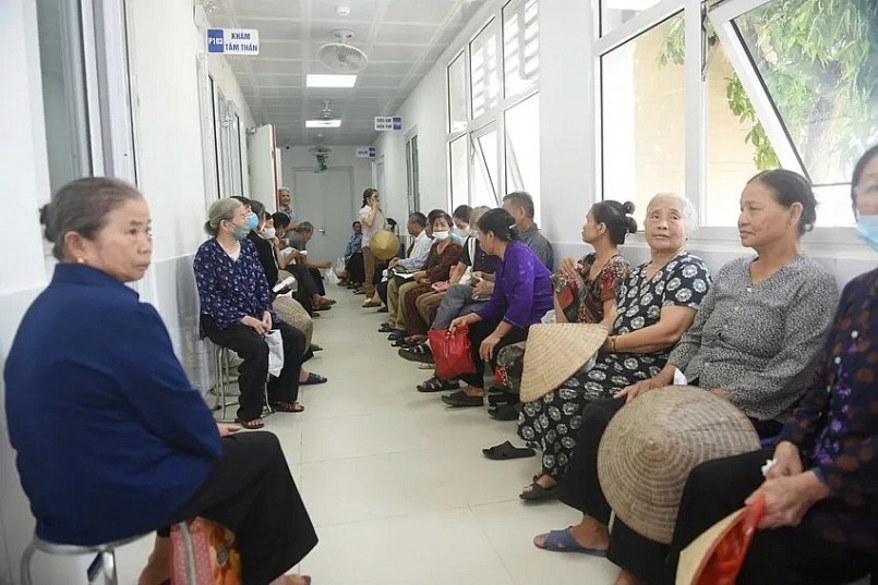 Đông đảo người dân đến khám chữa bệnh tại Trạm Y tế xã Quang Minh. Ảnh: PHÚ NGUYỄN