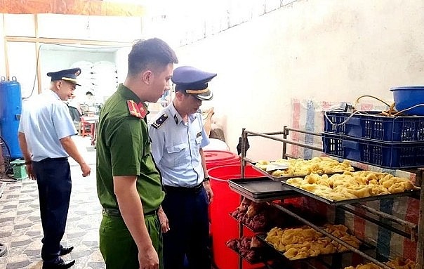 Lực lượng chức năng phát hiện khu vực chế biến thực phẩm của cơ sở sản xuất bánh Trung thu. Ảnh: CALS