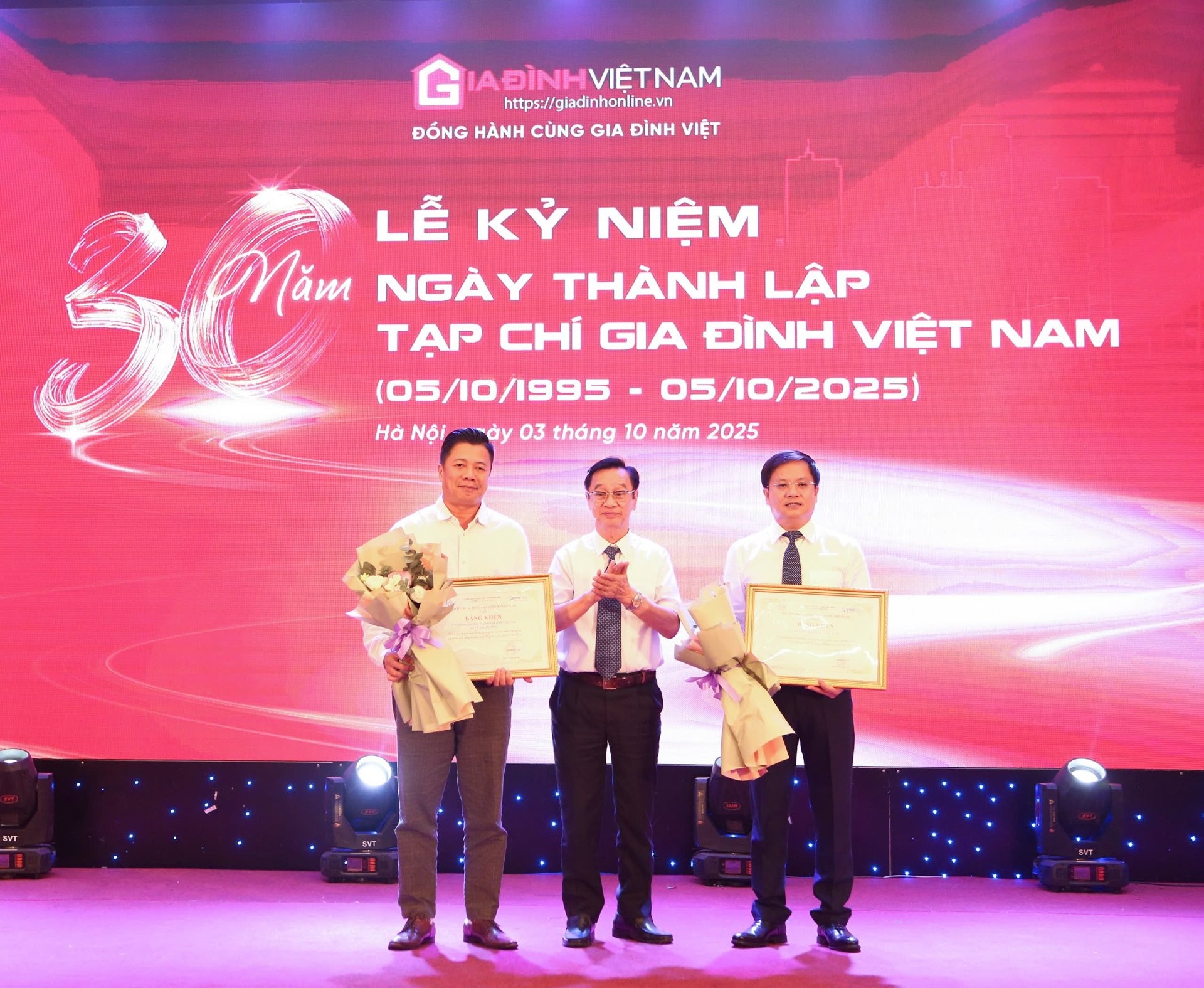 PGS. TS Phạm Bá Nhất – Chủ tịch Hội KHHGĐ Việt Nam tặng bằng khen cho Tạp chí Gia đình Việt Nam và Cơ quan đại diện Tạp chí Gia đình Việt Nam tại TP. Hồ Chí Minh