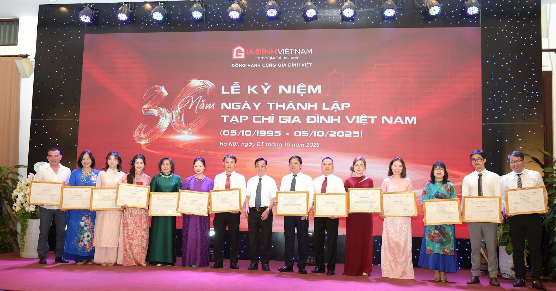 PGS. TS Phạm Bá Nhất – Chủ tịch Hội KHHGĐ Việt Nam tặng bằng khen cho các cá nhân đã có những thành tích xuất sắc trong công tác chuyên môn, nghiệp vụ, góp phần xây dựng và phát triển Tạp chí Gia đình Việt Nam và công tác Hội