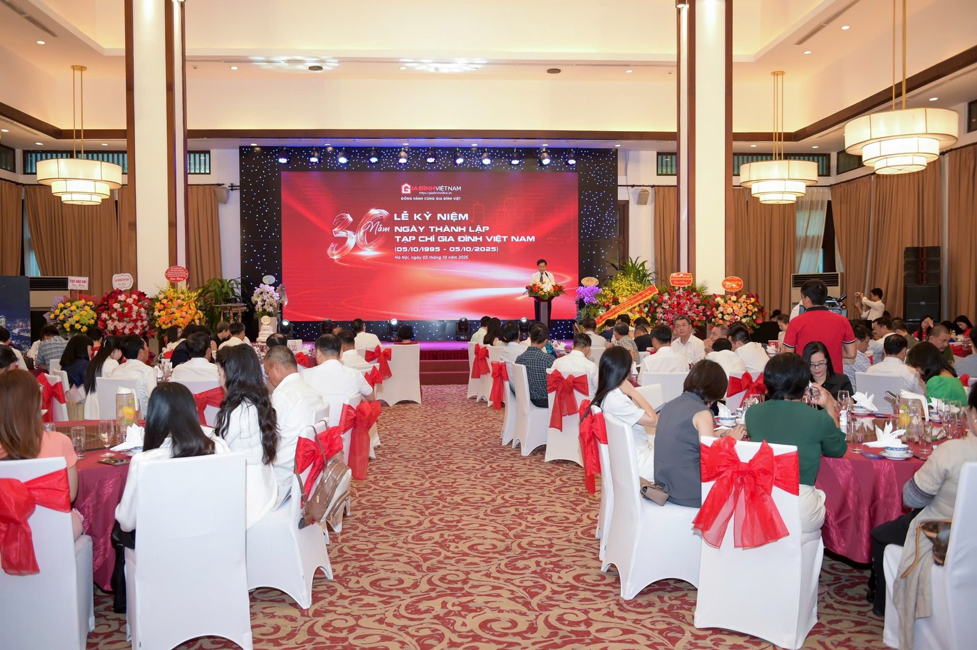 Buổi lễ diễn ra trong không khí trang trọng, ấm cúng.