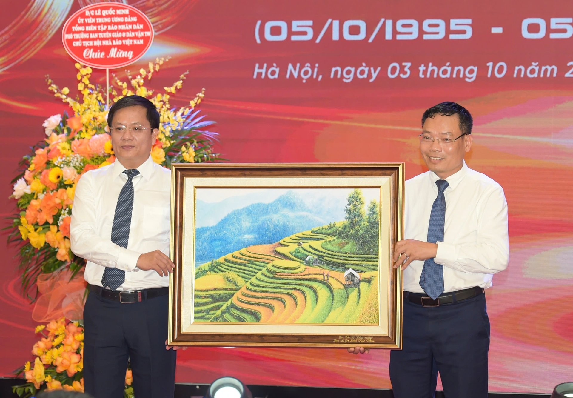 Ông Đặng Khắc Lợi - Phó Cục trưởng Cục Báo chí, Bộ Văn hóa - Thể thao và Du lịch tặng quà chúc mừng Tạp chí Gia đình Việt Nam 
