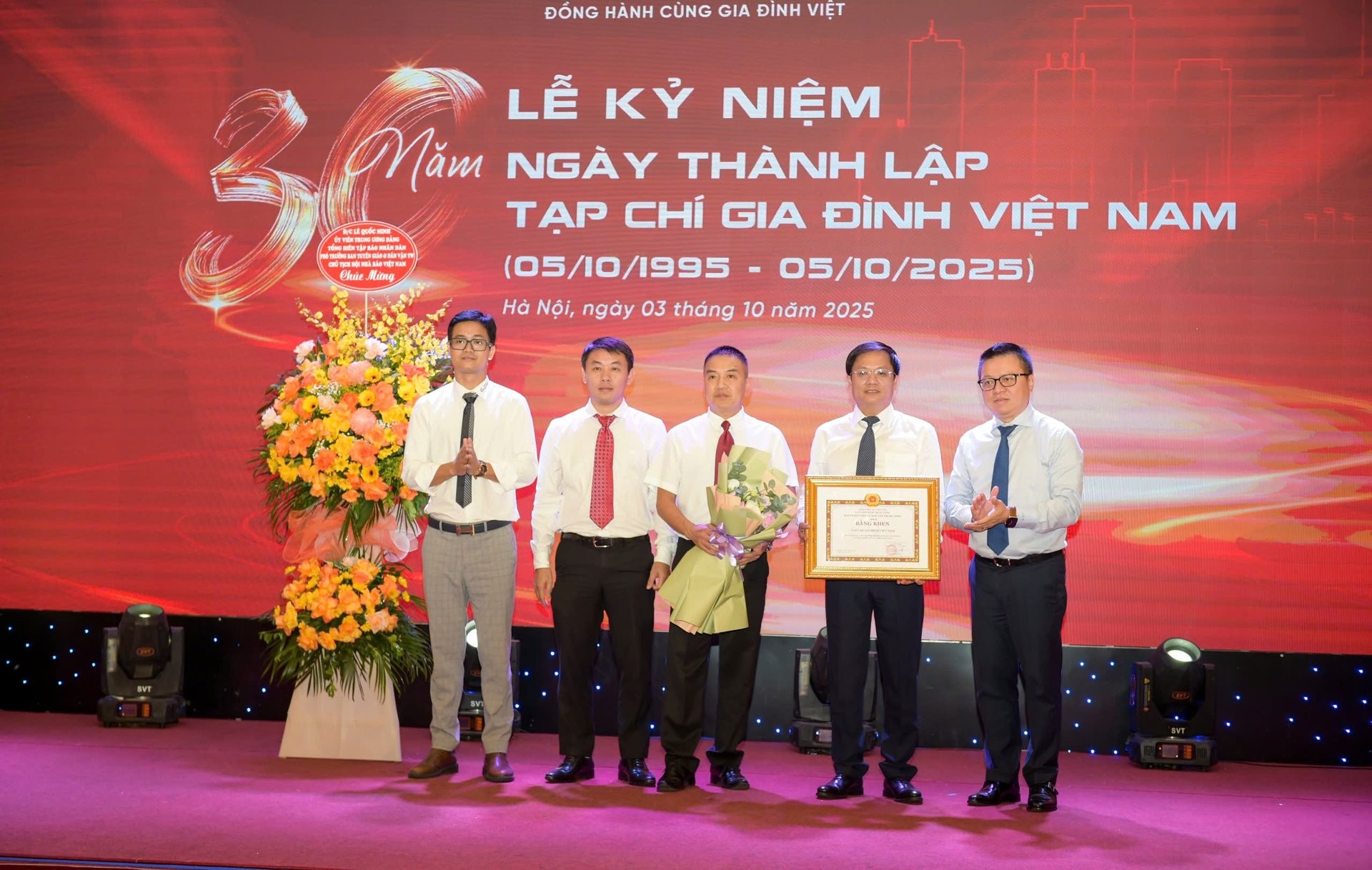 Ông Lê Quốc Minh trao Bằng khen của Ban Tuyên giáo và Dân vận Trung ương cho Tạp chí Gia đình Việt Nam.