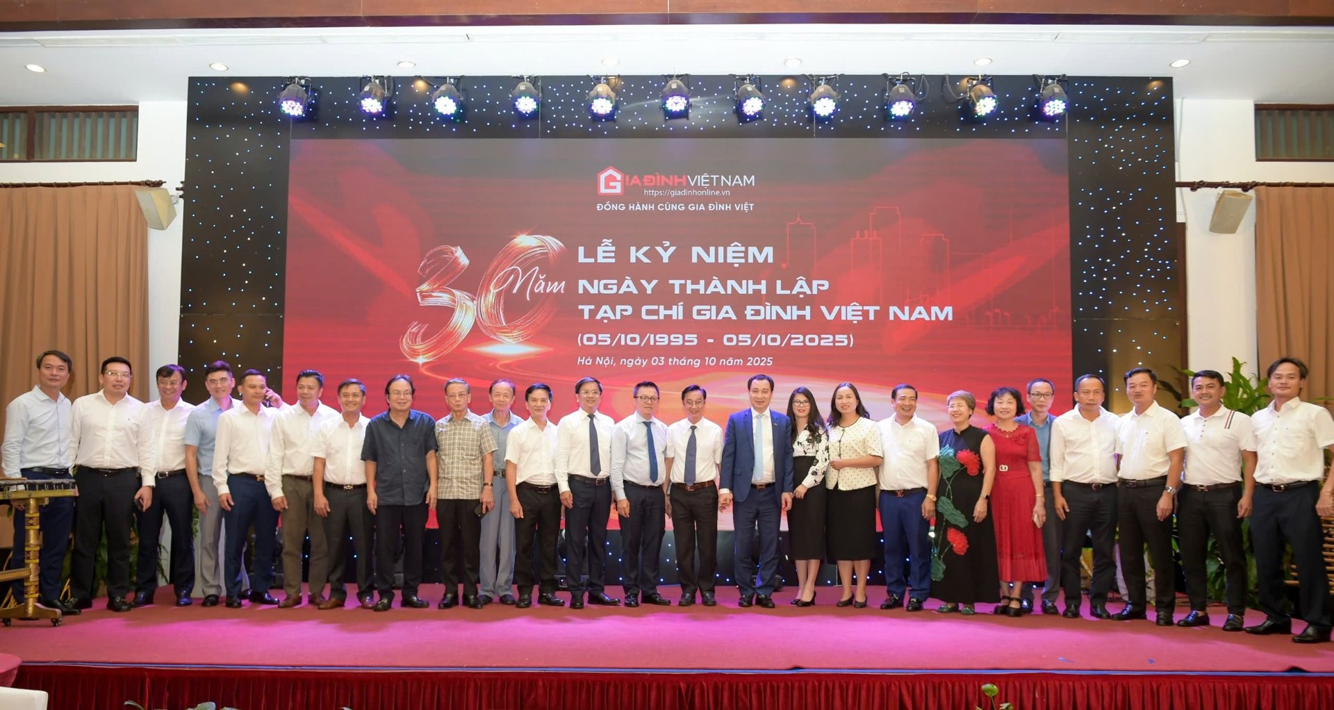 Các đại biểu chụp ảnh lưu niệm tại buổi lễ.