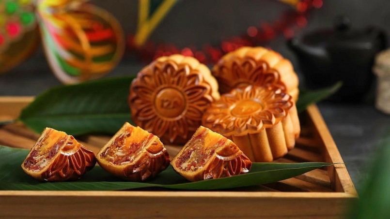 Có thể ước tính rằng:  1 bánh Trung thu (800 kcal) ≈ 4 bát cơm trắng.