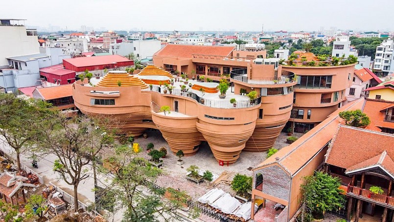 Bát Tràng hiện nay không chỉ thu hút du khách bởi các sản phẩm mà còn có nhiều không gian tham quan, trải nghiệm đầy lý thú, hấp dẫn.