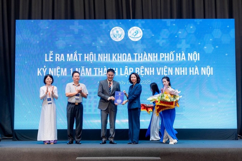 Phó Chủ tịch UBND TP Vũ Thu Hà tặng hoa chúc mừng BV Nhi Hà Nội. Ảnh: BVCC