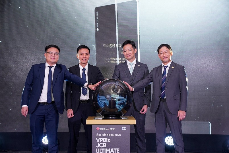 Đại diện VPBankSME và JCB bấm nút chính thức ra mắt thẻ tín dụng VPBiz JCB Ultimate