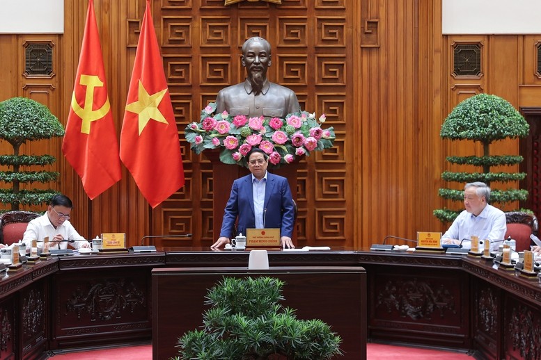 Thủ tướng yêu cầu tổ chức thăm hỏi, động viên, hỗ trợ các gia đình có người bị chết, bị mất tích; tiếp tục huy động lực lượng tổ chức tìm kiếm những người mất tích; tiếp tục rà soát, huy động các lực lượng, phương tiện, bằng mọi giá tiếp cận các khu vực đang bị chia cắt để tiếp tế nhu yếu phẩm - Ảnh: VGP