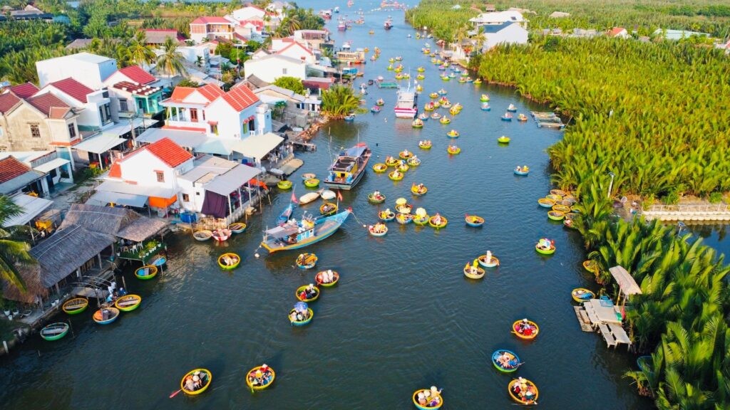 Giữa rừng dừa nước xanh ngát và những dòng sông thủy triều, Cẩm Thanh (TP Đà Nẵng) khoác lên mình nhịp sống yên bình của miền sông nước.