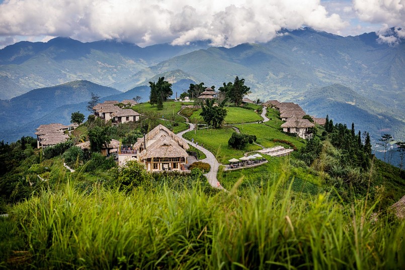 Nằm biệt lập trên một đỉnh đồi thơ mộng giữa Vườn quốc gia Hoàng Liên, Topas Ecolodge mang đến một không gian nghỉ dưỡng khác biệt. 