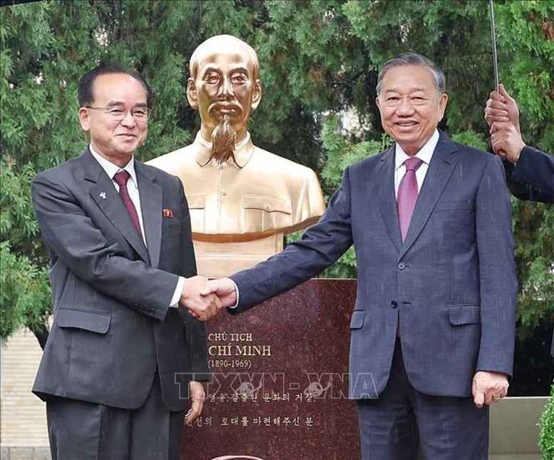 Tổng Bí thư Tô Lâm và đồng chí Cho Yong Won tại Tượng đài Chủ tịch Hồ Chí Minh