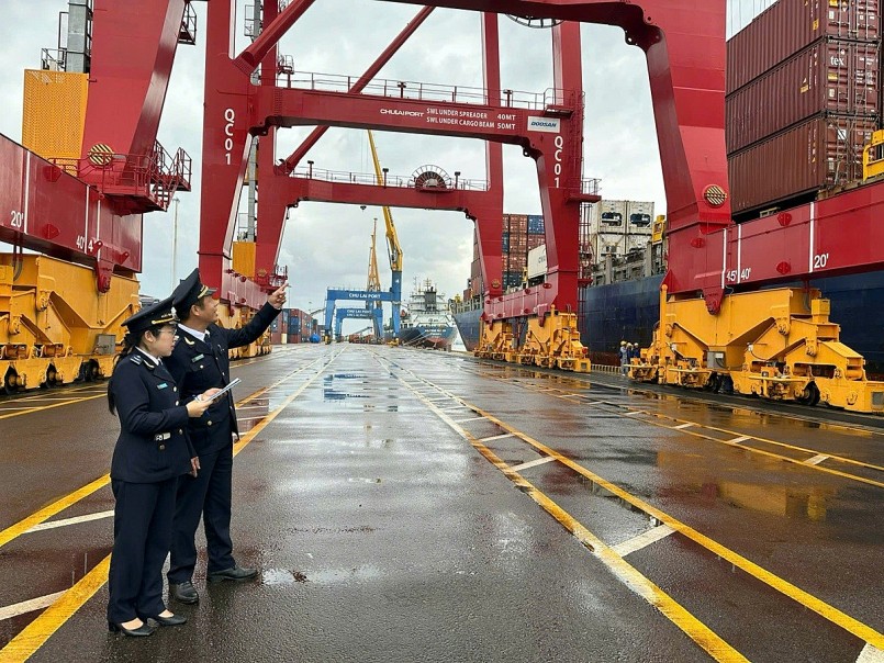 Hệ thống logistics và hạ tầng hỗ trợ xuất khẩu của Việt Nam còn nhiều bất cập, trở thành một trong những “điểm nghẽn” lớn cản trở nâng cao năng lực cạnh tranh quốc gia. . Ảnh: T.H