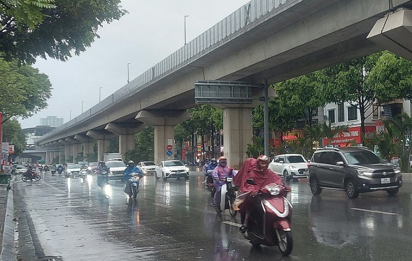 Hà Nội: Thời tiết chuyển mưa rào và dông rải rác, cục bộ có nơi mưa to. Nhiệt độ trong ngày giảm nhẹ, dao động từ 24-31°C.