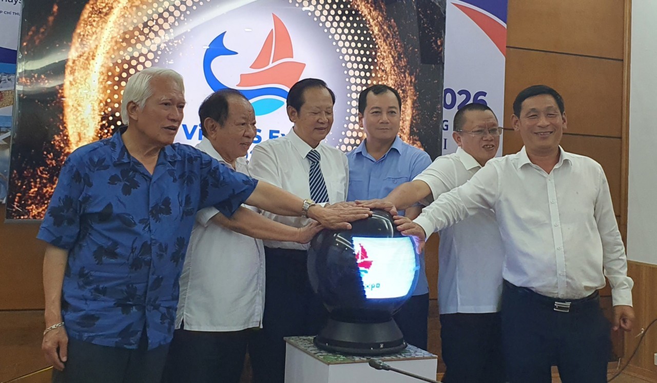 Các đại biểu ấn nút ra mắt Website Vinafis Expo 2026.