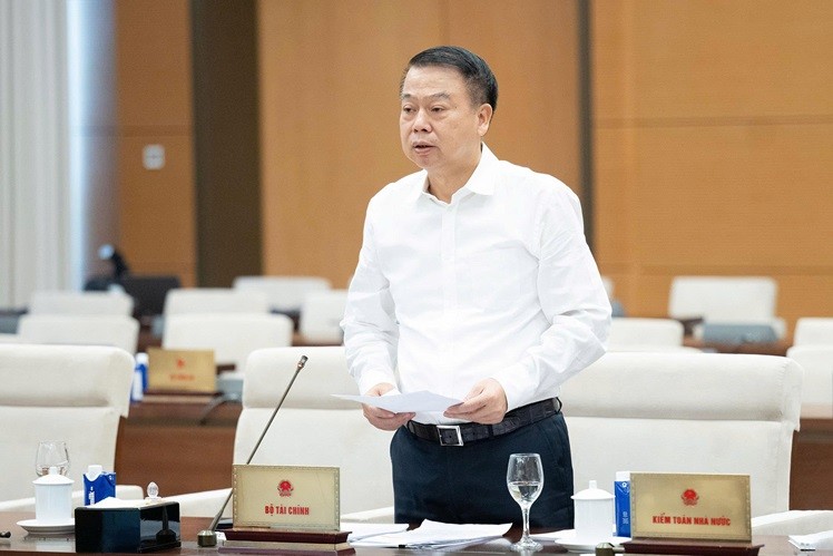 Thứ trưởng Bộ Tài chính Nguyễn Đức Chi trình bày Tờ trình dự thảo Nghị quyết