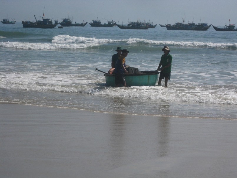 Bãi biển Hà Lộc, Tam Xuân sạch đẹp. Ảnh: VĂN PHIN