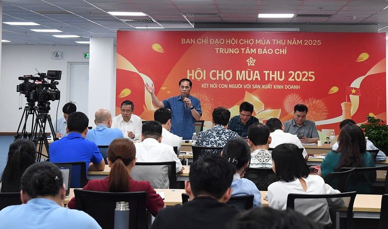 Phó Thủ tướng Bùi Thanh Sơn kiểm tra công tác chuẩn bị cho Hội chợ Mùa thu 2025 tại Trung tâm Triển lãm Việt Nam - Ảnh: VGP