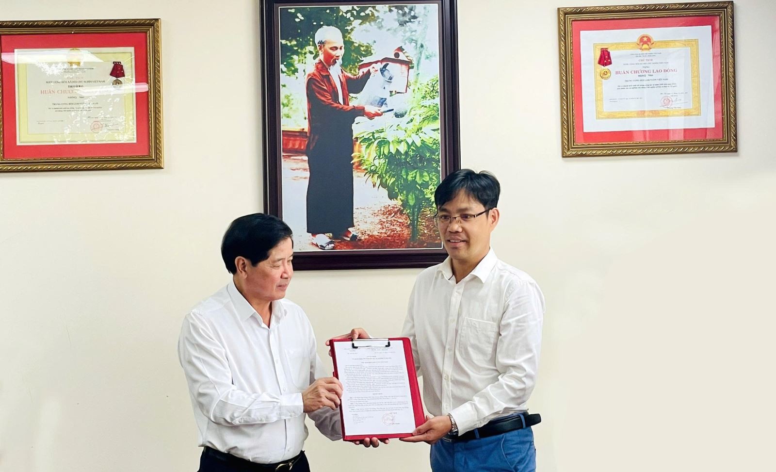 Chủ tịch Hội Làm vườn Việt Nam Lê Quốc Doanh trao quyết định bổ nhiệm cho ông Hoàng Đình Văn.